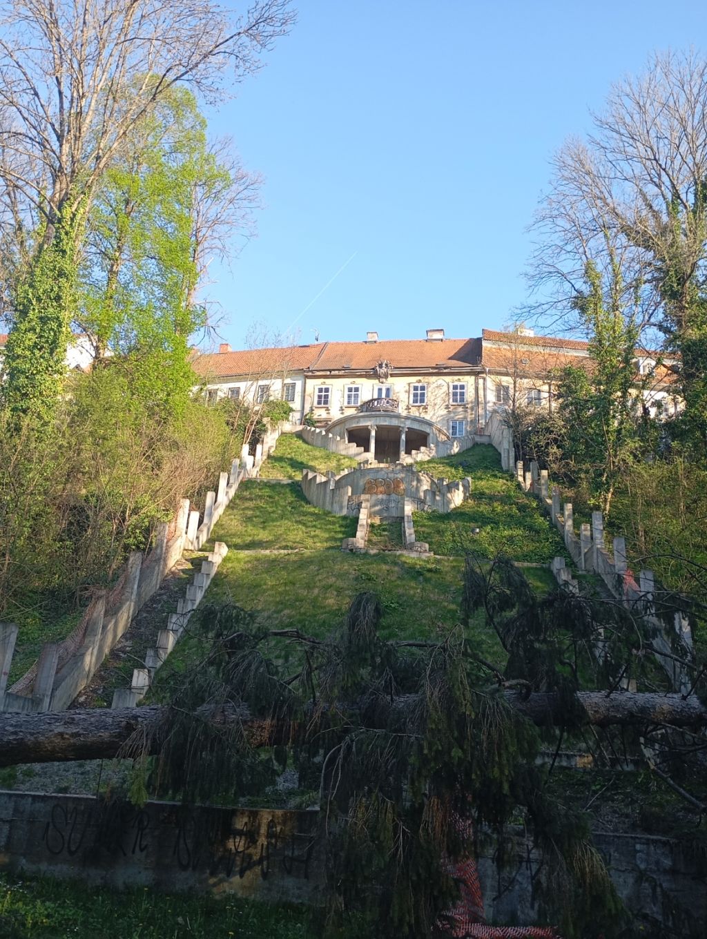 Tuškanac. Palača Gvozdanović, Visoka 8. Vrt na padini prema Tuškancu. Registrirani spomenik hrvatske vrtne arhitekture